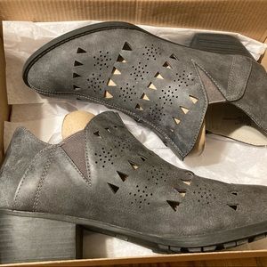 Woman’s size 9 Jambu booties.  Gray suede   Name of boot is Evelyn encore.